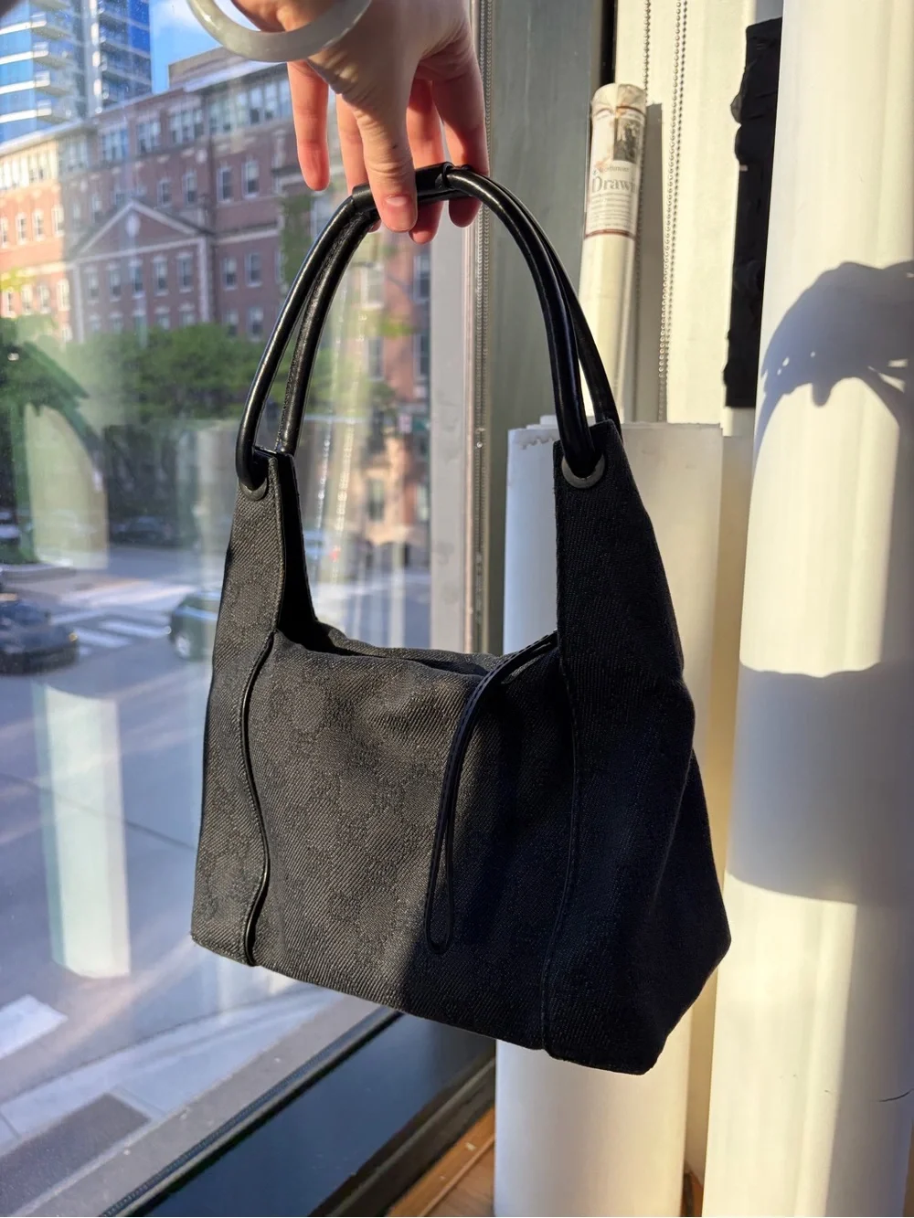 Black Gucci GG Shoulder Bag – Elegant Everyday Carry - Picture 2 of 9